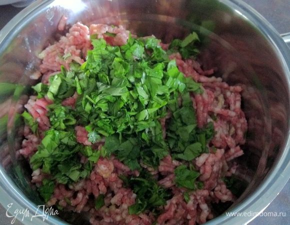 Пока тесто остужается, приступим к фаршу.
1 кг свинного мяса рубим на мясорубке, добавляя часнок и имбирь. 
Мелко нарезаем киндзу и добавляем к фаршу. Солим его и добавляем специи. 
Я решила не утяжелять фарш разнообразием специй и добавила немного черного перца, чили и совсем немного мускатного ореха.