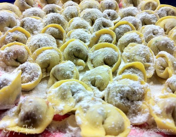 Тесто немного растягиваем и накладываем в него фарш мокрой чайной ложечкой (чтоб легче свормировать шарик и чтоб фарш не прилипал к тесту) и заворачиваем. Лепим пельмешки. 
Готовые пельмени выкладываем на присыпанную мукой тарелку и сверху тоже посыпаем мукой, чтоб они не слипались.

Можно поставить пельмени в морозильник, а можно сразу бросать в кипящуюю воду. Варить 5 мин. Шумовкой достаем их из воды и накладываем в тарелку.