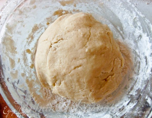Добавить яйцо, тщательно все перемешать. Затем постепенно добавляя муку, замесить тесто. Поставить тесто в холодильник на время, пока будет готовиться крем (примерно 20 минут). 