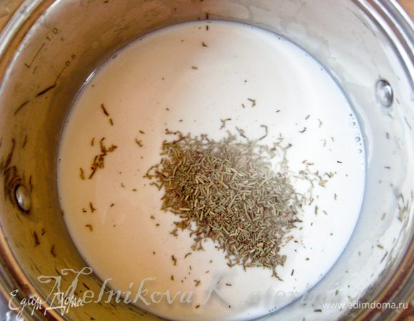 Для крема 450 мл молока поставить на медленный огонь, добавить розмарин. 