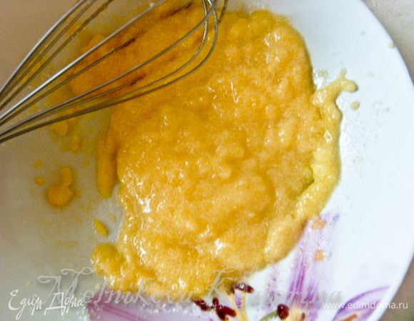 Сахар растереть с желтками. 