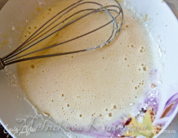 Добавить муку, крахмал и 50 мл молока, размешать венчиком, чтобы не было комков. 