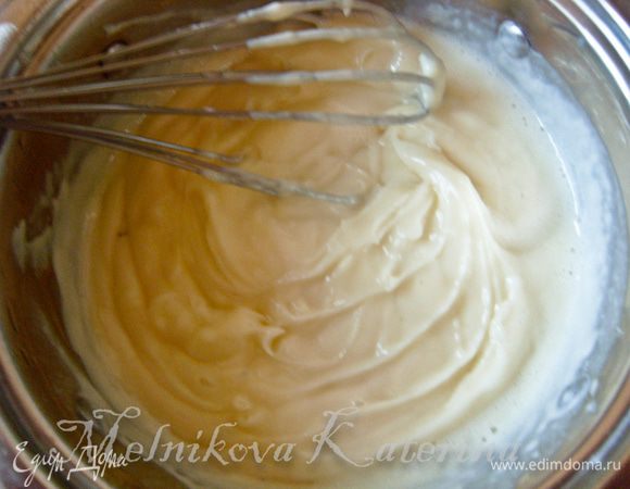 Когда молоко с розмарином станет горячим (не кипятить!), то его нужно процедить (если розмарин свежий, вынуть веточки). В процеженное молоко тонкой струйкой ввести желтковую массу. Постоянно помешивая довести смесь до загустения и кипения (будут появляться большие пузырьки). Снять с огня, дать остыть. 