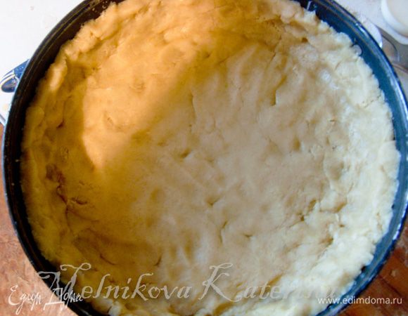 Тесто достать из холодильника. Раскатать и выстелить форму для запекания, смазанную сливочным маслом. 