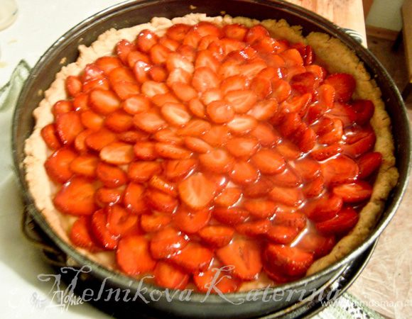 На песочную основу выложить весь крем, равномерно распределить, разровнять. 