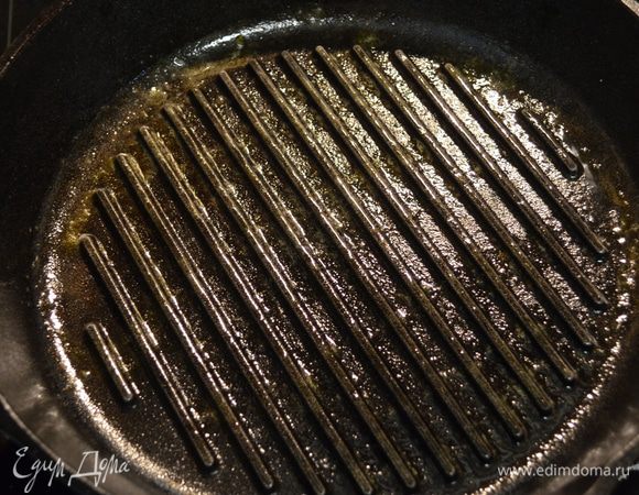 Подготовим жаропрочную форму или сковороду железную. Сбрызнем ее спреем или смажем слив.маслом. Можно распределить на 2 небольшие формы.