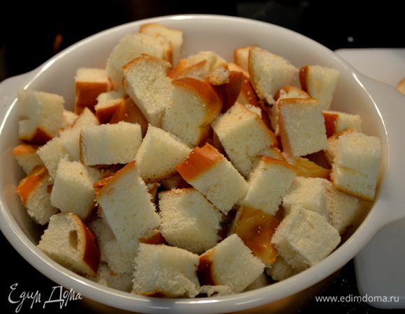Хлеб сладкий порежем на кубики.