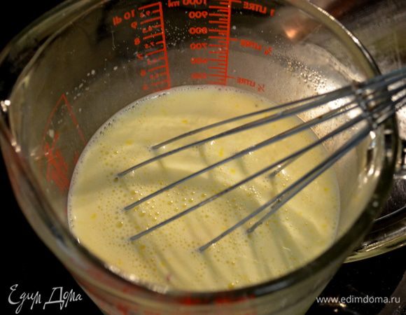 Смешать вместе яйца и 4 последующих ингридиента.Хлеб выложить на сковороду или в форму и сверх выложить перемешанную смесь.