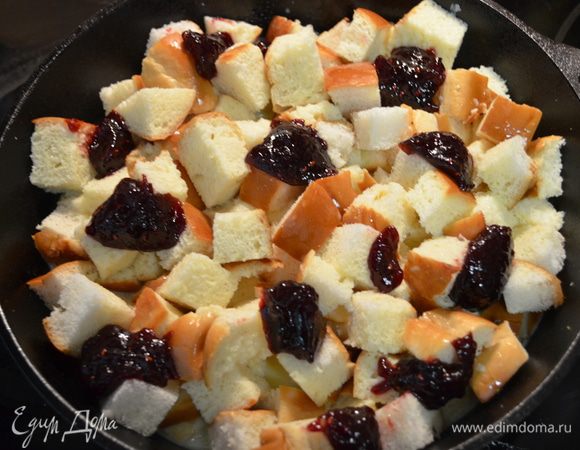 Затем выложить поверх пудинга ложкой небольшими порциями джем.Закрыть пленкой и поставить в холодильник на 2-3 часа.