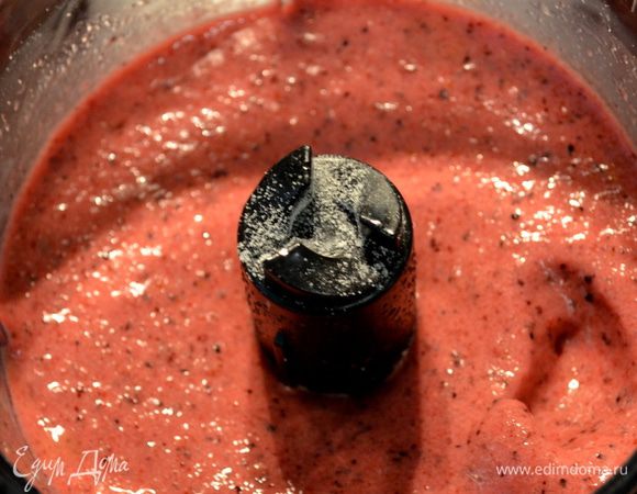 Приготовим наш соус ягодный.
1 стакан малины замороженной в фудпроцессоре смешать с сахаром и апельсиновым соком. Взбить до однородной массы.