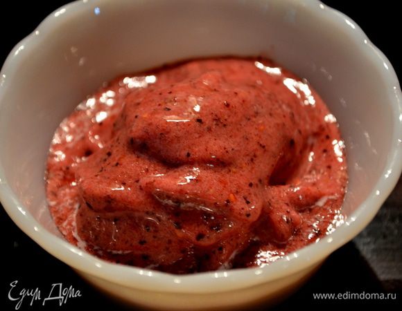 Второй стакан ягод смешать с соусом и дать отдохнуть 30 мин. в хол-ке, прикрыв пленкой.
Я для себя взбила оба стакана ягод до однородной массы.