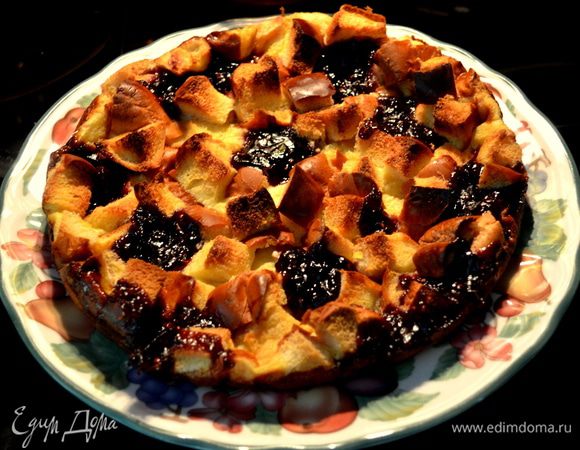 Разрезаем на части и подаем с малиновым соусом и взбитыми сливками по желанию.