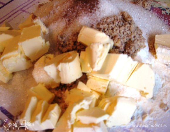 Муку просеять с солью. Добавить нарезанное маленькими кусочками сливочное масло. 