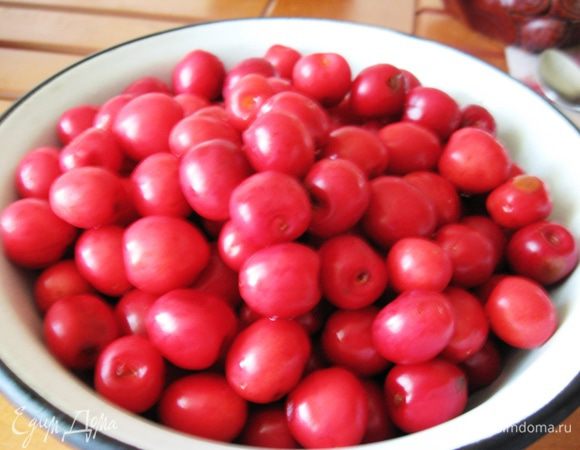 Черешню вымыть, удалить косточки.