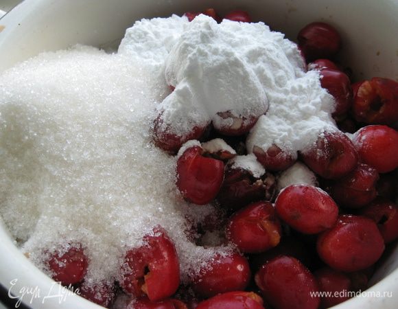 Смешать с сахаром и крахмалом. 