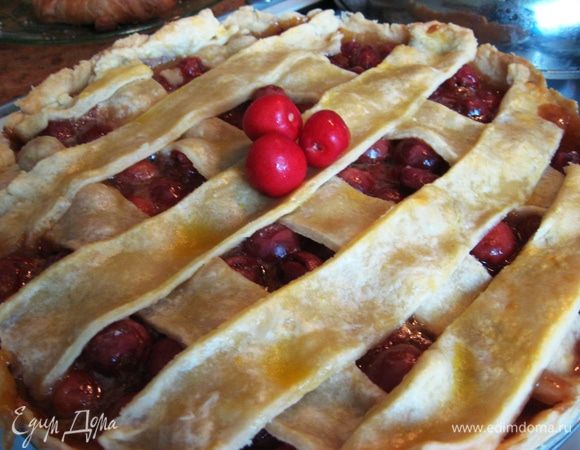 Поставить в духовку на 20 минут. Затем накрыть пирог листом фольги и выпекать еще 25 минут. Дать время остыть и постоять несколько часов в холодильнике. Приятного аппетита!