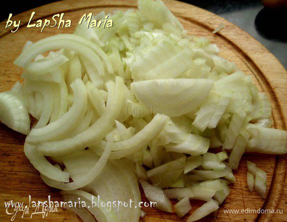 Одну луковицу нарезать на полукольца, а вторую на небольшие кубики.