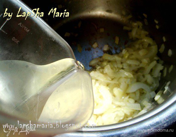 Обжарить лук на растительном масле до прозрачности на небольшом огне минут 10 прямо в кастрюле, в которой будем готовить суп. Пока лук готовиться нарезать картофель на небольшие кубики. В кастрюлю добавить вино и воду. 