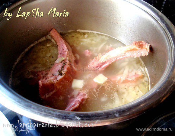 Когда вода закипит опустить в суп картофель и копченые ребра. Приправить солью, перцем, положить лавровые листики и тимьян. 