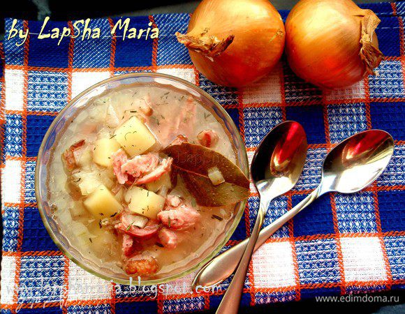 Суп варить 40 минут. Затем достать кости, срезать с них мясо и снова отправить в суп, прогреть все вместе пару минут.