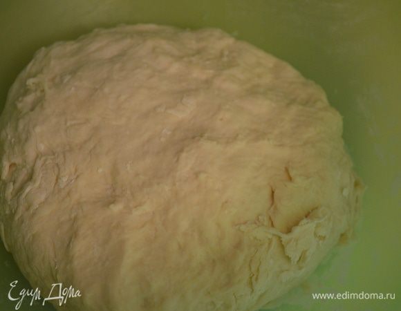 В большой миске смешать дрожжи с 1 стаканом теплой воды и щепоткой сахара. Оставить в теплом месте на 15 минут. 