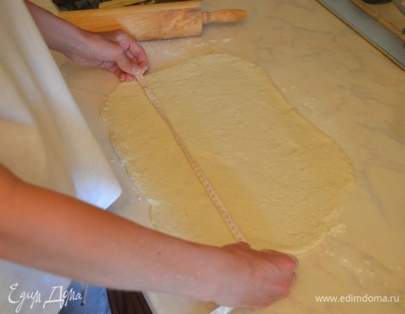 Тесто переложить на рабочую поверность, раскатать в пласт размером 30х40 см. Причем стороны длиной 30 см должны располагаться справа и слева. При этом как следует подпыляем мукой стол и скалку. 