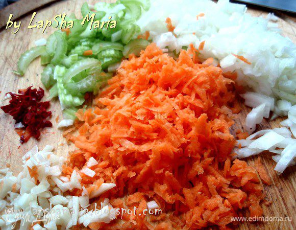 Нарежем овощи. Морковь на терке, лук, чеснок и чили мелко порубить, сельдерей тонко нашинковать.