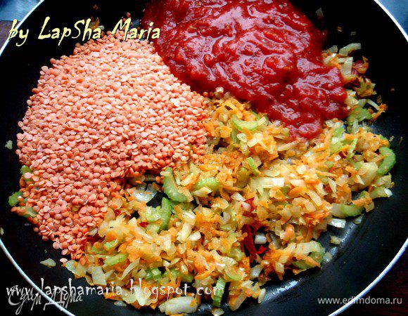 Обжариваем овощи минут 5 на среднем огне, следим чтобы ничего не подгорело, помешиваем. Затем добавляем чечевицу и томаты (если у вас свежий помидор, ошпарьте его кипятком, снимите кожицу и мелко нарежьте). 