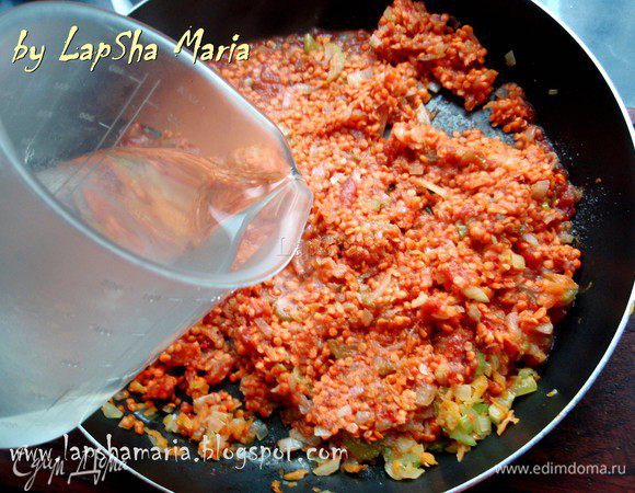 Все перемешиваем, добавляем воду и оставляем тушиться на 20-25 минут до готовности овощей и чечевицы. При необходимости добавляем ещё воды. За 5 минут до готовности солим.