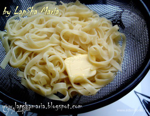 Готовим пасту, я всегда добавляю кусочек сливочного масла, так вкуснее. На тарелку выкладываем пасту, сверху чечевичный соус и нарезанные на кругляшки купаты.