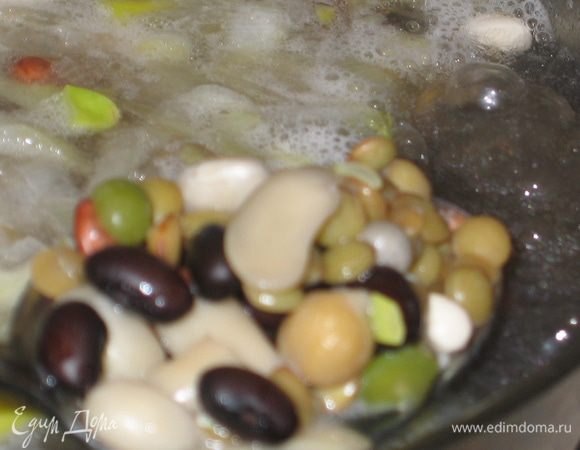 Бобовую смесь промыть и переложить в кастрюлю, все перемешать и залить водой почти полностью (у меня была трехлитровая кастрюля). Варить 1 час, помешивая…пока солить не надо. Если бобовые предварительно не замачивались, то варить следует намного дольше 