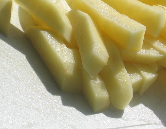 Картофель почистить и нарезать брусочками…добавить его к почти готовым бобам, а также забросить фрикадельки. Теперь можно посолить. Варить еще 15-20 минут