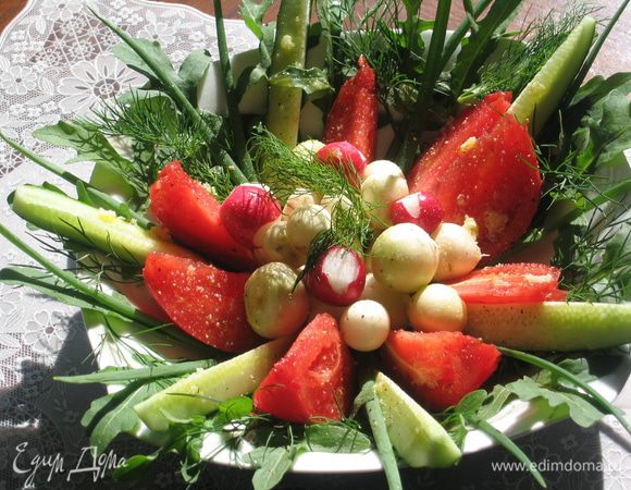 Бобовый суп готов. Не забудьте про мои рекомендации на счет живой природы, чистого воздуха и свежих овощей с зеленью. Один из вариантов: руккола, зеленый лук, укроп, редис белый и красный, огурцы, помидоры. Приятного аппетита