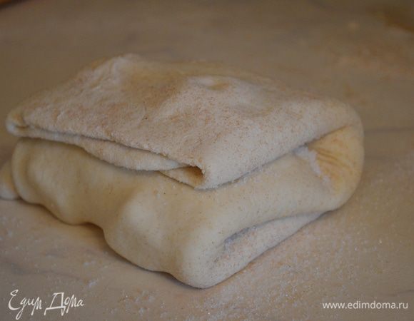 Верхнюю часть кладем также на центр, получается вот такой сверток. Его заворачиваем в пленку и отправляем в холодильник на 1 час. 