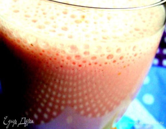 Ягоды перебрать и помыть.
Взбить в миксере с 2 ст.л. сахара, половинкой пакетика ванильного сахара, кефиром.