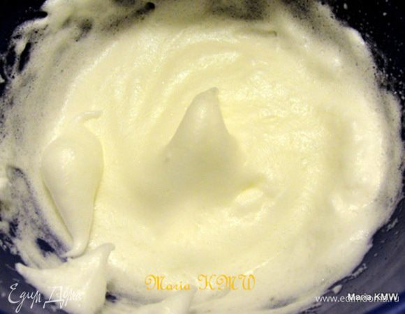 Белки отделить от желтков. Белки взбить с щепоткой соли до устойчивых пиков.
