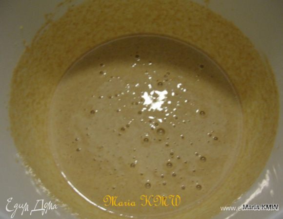 Желтки взбить в отдельной чаше с половинкой пакетика ванильного и 2 ст.л. сахара. Постепенно добавить просеянную муку с разрыхлителем, подливая молоко.