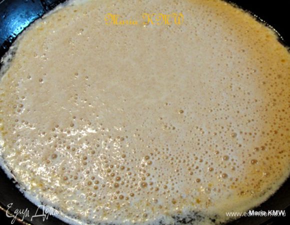 Разогреть большую сковороду, растопить в ней 2 ст.л. масла. Только теперь аккуратно смешать взбитые белки с желтковой массой и влить в сковороду. 
Выпекать кайзершмаррн на маленьком огне, до светлой корочки. Перевернуть на другую сторону и выпекать до готовности. Получается толстый, пышный облин-оладик. :)) После порвать вилкой и ножом на кусочки.