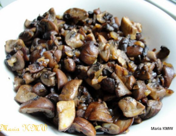 На среднем огне обжарить почищенный и мелко порезанный зубчик чеснока, луковицы и грибы.
Выложить на блюдо.