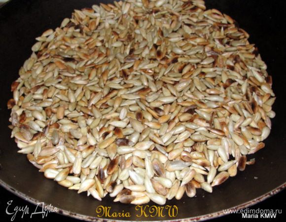 В отдельной сковородке без масла обжарить семечки подсолнуха. Горстку отсыпать в чашку для присыпки, остальное на десерт.:)))