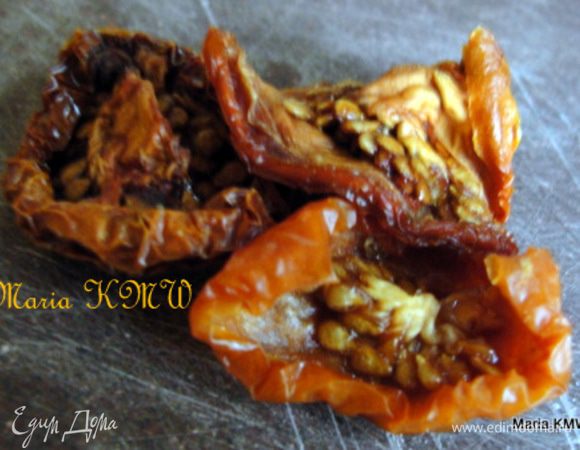 Вяленые томаты мелко нарезать, грибы и томаты добавить к капусте. 
Влить соевый соус, приправить красной паприкой, черным перцем, возможно посолить. 