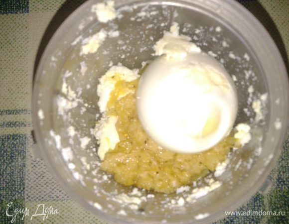 измельчить в блендере печень,лук,яйца,морковь,добавляя жидкость от варки печени