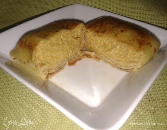 перед употреблением поджарить блинчики с 2-х сторон на масле до корочки,подавать со сметаной