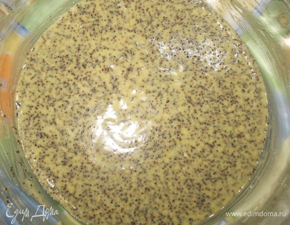 Смешать муку, крахмал и разрыхлитель. Перетереть мак. Муку, мак добавить к смеси и перемешать. 