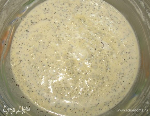 Белки взбить в крепкую пену и аккуратно ввести в тесто. Положить в покрытую бумагой разъемную форму (диаметром 24)  Выпекать 25 минут при температуре 180 градусов.После того как остынет,разрезать корж поперек пополам. 