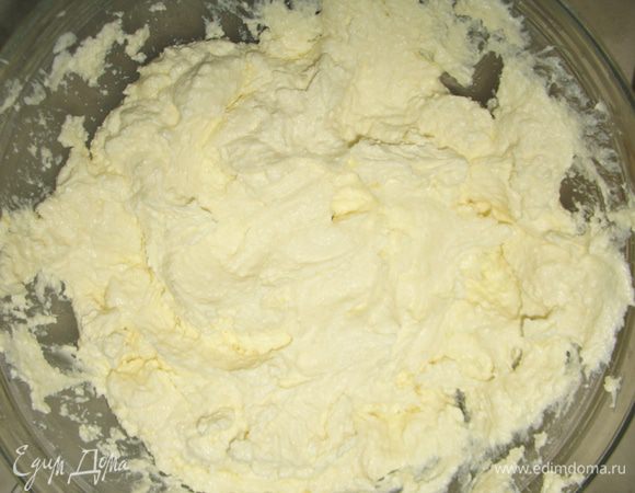 Распустить желатин. Смешать творог, 80 г сахара, сок и цедру лимона, добавить распущенный желатин. 