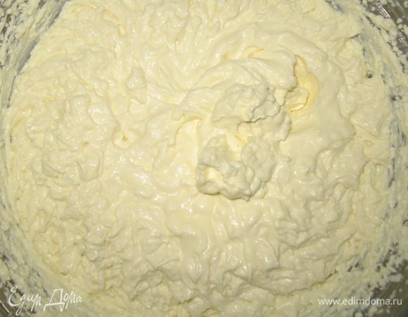Взбить сливки и ввести в творожную массу. 
