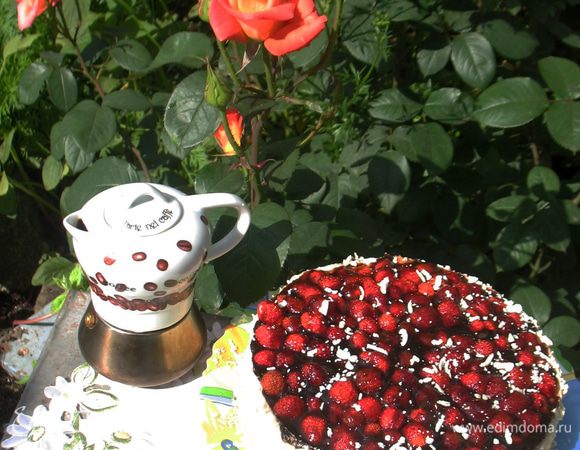 Приготовить глазурь с 20 гр. сахара, соком и залить поверхность торта. Поставить в холодильник. Вынуть торт из формы и украсить бока тертым шоколадом, немного посыпав сверху.