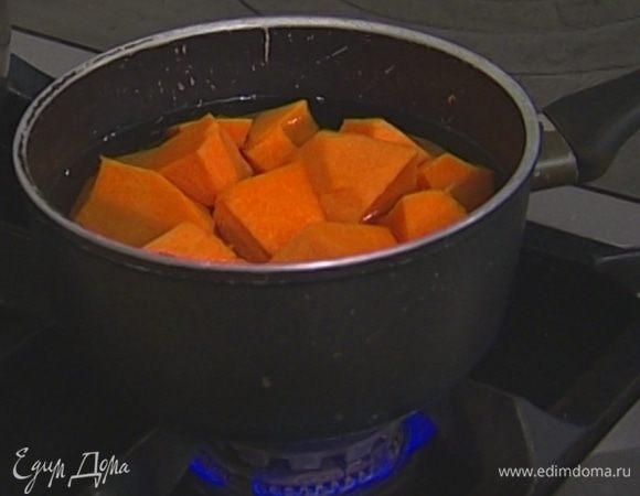 Влить 400 мл воды, довести до кипения, затем убавить огонь до самого маленького и варить 25 минут, пока тыква не станет совсем мягкой.