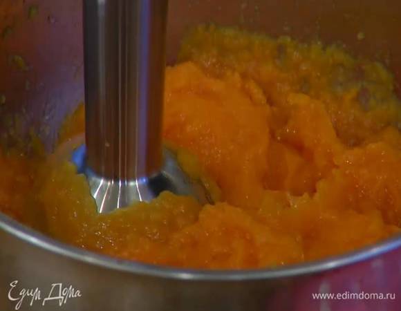 Тыкву остудить и взбить в блендере, добавляя по мере необходимости воду, в которой она варилась, чтобы получилась нужная консистенция.